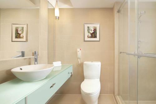 La salle de bains est pourvue de toilettes et d'un lavabo. dans l'établissement Four Points by Sheraton Shanghai, Pudong, à Shanghai