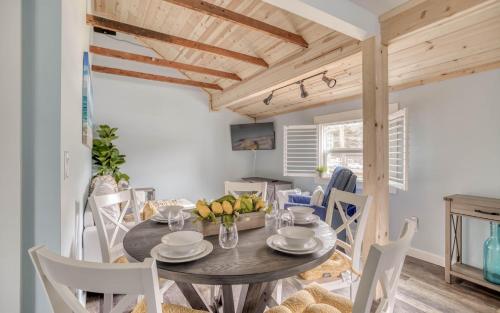 a dining room with a table and chairs at Driftwood in Rockaway Beach