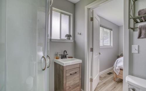 Et badeværelse på Camp Street Cottage - Meredith Lodging