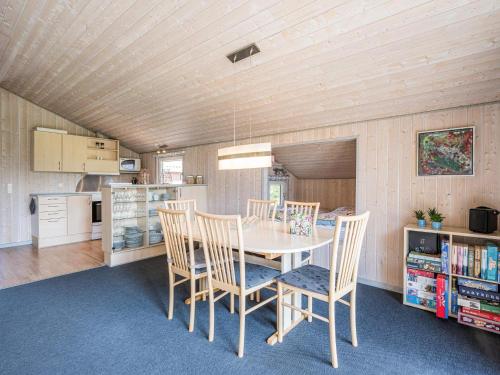 Η κουζίνα ή μικρή κουζίνα στο 4 person holiday home in Hemmet-By Traum