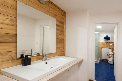 uma casa de banho com um lavatório branco e um espelho. em Crissolo VALLE PO Vista Monviso em Crissolo