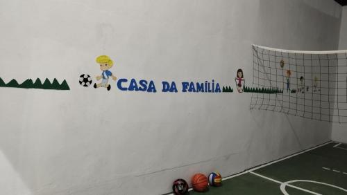 eine Wand mit einem Volleyballnetz in einem Fitnessraum in der Unterkunft Casa da família em Aparecida tv wi fi 4 banheiros à 5 min da Basílica in Aparecida