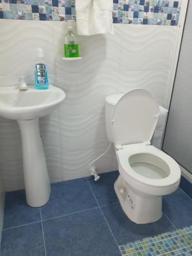 bagno con servizi igienici e lavandino di Hostal Casa del Viento Kitesurf & Adventure a Calima