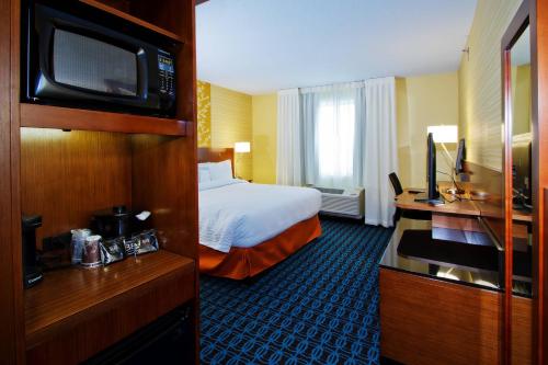 een hotelkamer met een bed en een televisie bij Fairfield Inn & Suites by Marriott Wentzville in Wentzville
