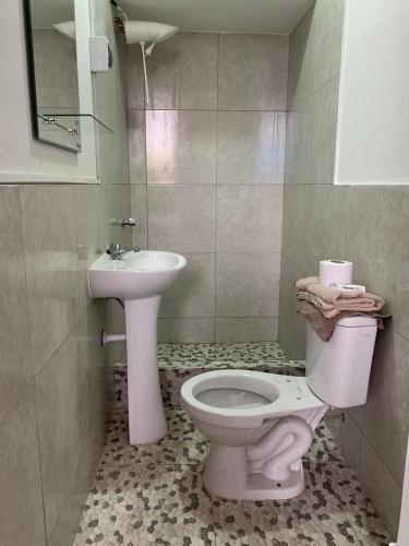 baño con aseo rosa y lavamanos en RESIDENCIAL SALAMANCA, en Lima