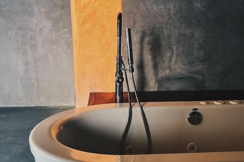 Quinta Bella Huatulco في سانتا كروز هواتولكو: حوض استحمام مع دش في الحمام