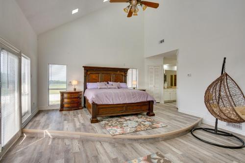 1 dormitorio con 1 cama y ventilador de techo en Texas Ranch Vacation Rental with Outdoor Pool!, en Commerce