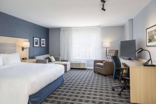 布齊耶比利牛斯2000的住宿－TownePlace Suites By Marriott Rochester Mayo Clinic Area，配有一张床和一张书桌的酒店客房