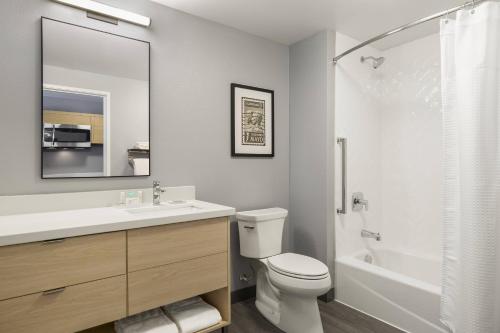 uma casa de banho com um WC, um lavatório e um chuveiro em TownePlace Suites By Marriott Rochester Mayo Clinic Area em Rochester
