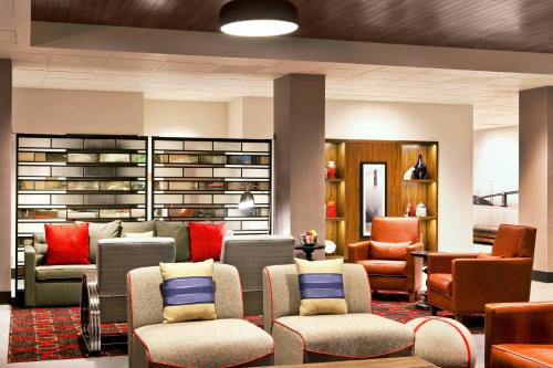 a waiting room with chairs and bookshelves at Four Points by Sheraton - San Francisco Bay Bridge in Emeryville