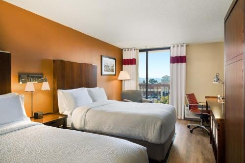 a hotel room with two beds and a window at Four Points by Sheraton - San Francisco Bay Bridge in Emeryville