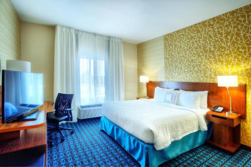 Habitación de hotel con cama y TV en Fairfield Inn & Suites by Marriott Austin San Marcos en San Marcos
