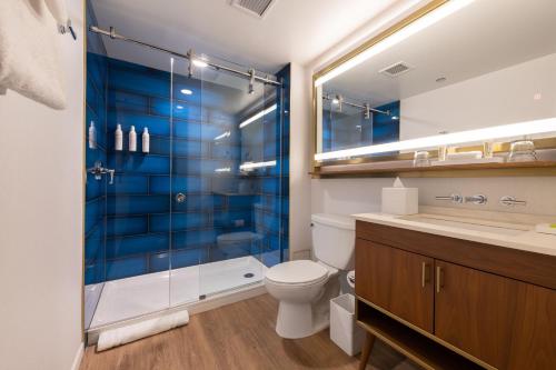 un bagno con wc e doccia in vetro di Le Meridien Essex Chicago a Chicago