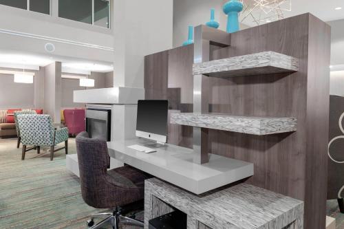 una oficina con escritorio, ordenador y sillas en Residence Inn by Marriott Atlanta McDonough, en McDonough