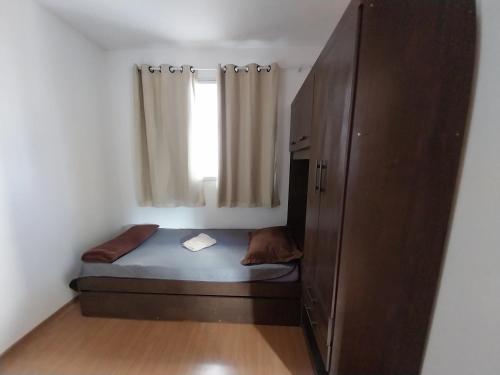 カンポス・ドス・ゴイタカゼスにあるGaia Campos Trevoのベッドと窓のある小さな寝室