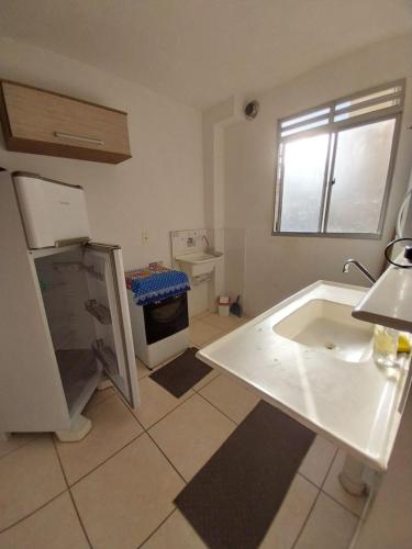 カンポス・ドス・ゴイタカゼスにあるGaia Campos Trevoのキッチン(白いシンク、冷蔵庫付)