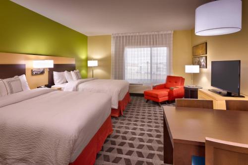 A bed or beds in a room at TownePlace Suites by Marriott Dickinson