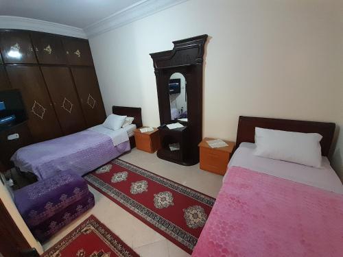 een kamer met 2 bedden en een spiegel bij story house salah in Rabat