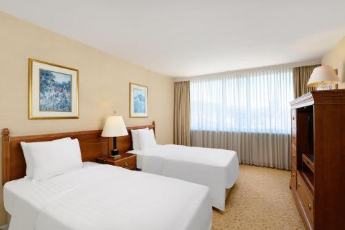 um quarto de hotel com duas camas e uma janela em Millennium Court, Budapest - Marriott Executive Apartments em Budapeste