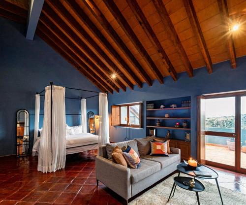 サンミゲル・デ・アジェンデにあるCharming Villa for Weddings, Stunning Viewsのソファとベッドのあるリビングルーム