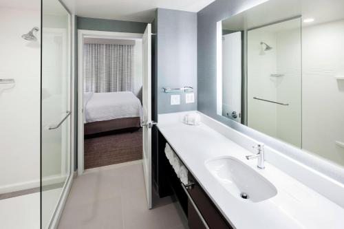 uma casa de banho com um lavatório e um chuveiro em Residence Inn by Marriott Near Universal Orlando em Orlando