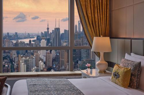 Postel nebo postele na pokoji v ubytování The St. Regis Shanghai Jingan