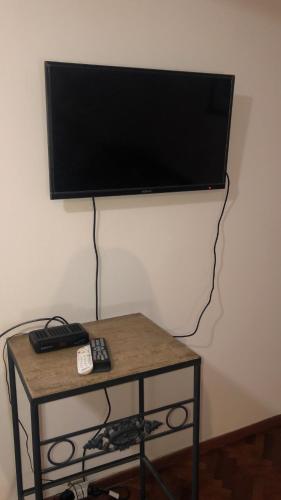 TV de pantalla plana en la pared con mesa en Corazón de Mendoza en Mendoza
