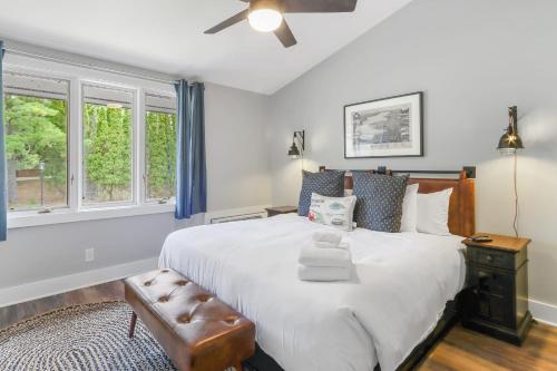 1 dormitorio con 1 cama blanca grande y ventanas en YOUR New Luxury Lakeview Condo w Pool Access en Lake Geneva