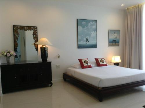 a bedroom with a bed and a dresser and a mirror at Hotel,Căn Hộ Mũi Né Sea link in Phan Thiet