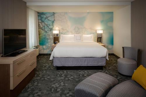 um quarto de hotel com uma cama grande e uma televisão em Courtyard by Marriott Walla Walla em Walla Walla