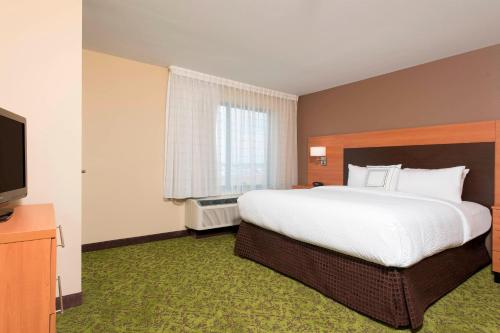 Habitación de hotel con cama grande y TV en TownePlace Suites by Marriott Lexington South/Hamburg Place en Lexington