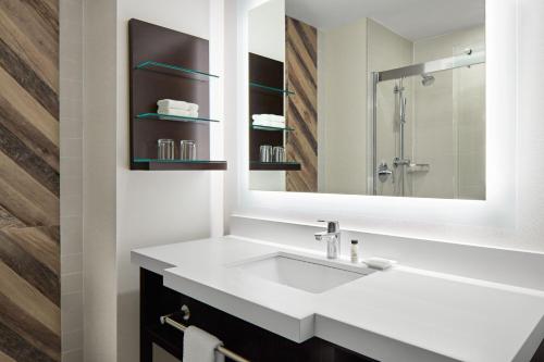 Koupelna v ubytování Delta Hotels by Marriott Sherbrooke Conference Centre