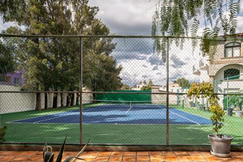 a tennis court seen through a chain link fence at Gated Community Home, Parking, Pool, Tennis court in San Miguel de Allende