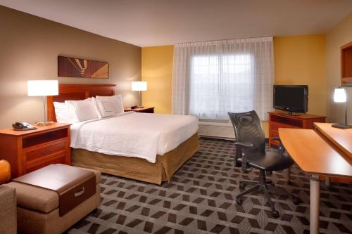 ein Hotelzimmer mit einem Bett und einem Schreibtisch in der Unterkunft TownePlace Suites by Marriott Sierra Vista in Sierra Vista