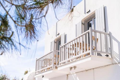 New Spacious Studio with Balcony in the heart of Naousa