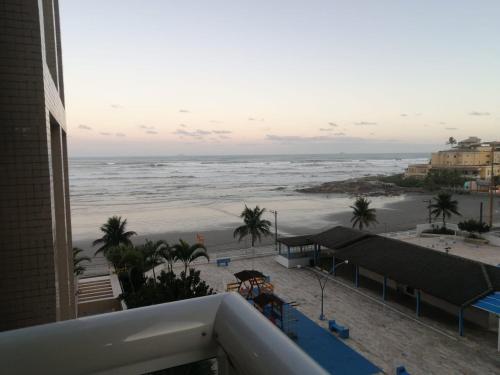 vistas al océano desde el balcón de un edificio en Apartamento, ampla sacada com vista para o mar!, en Itanhaém