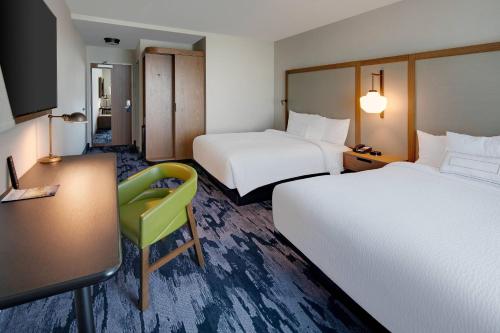 Habitación de hotel con 2 camas y escritorio en Fairfield Inn & Suites by Marriott Tampa Wesley Chapel, en Wesley Chapel
