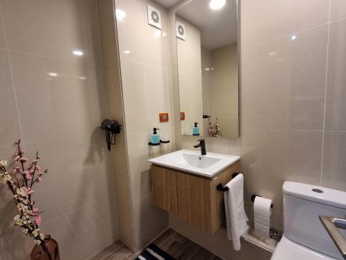 y baño con lavabo y aseo. en Antofagasta de Lujo, en Antofagasta