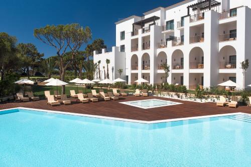 Blick auf das Hotel vom Pool aus in der Unterkunft Pine Cliffs Ocean Suites, a Luxury Collection Resort & Spa, Algarve in Albufeira