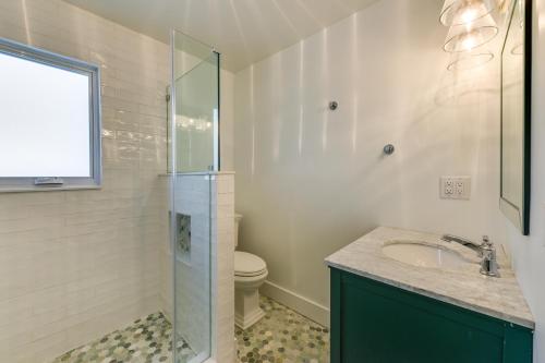 La salle de bains est pourvue d'un lavabo, d'une douche et de toilettes. dans l'établissement Brigantine Waterfront Vacation Rental with Grill, à Brigantine