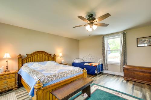 1 dormitorio con 1 cama y ventilador de techo en Peaceful Country Home in Serene Setting with Yard, en Washington
