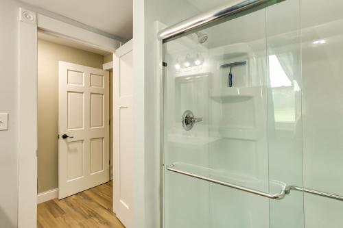 baño con ducha de cristal y puerta en Peaceful Country Home in Serene Setting with Yard, en Washington