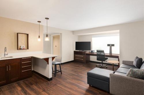 Μια τηλεόραση ή/και κέντρο ψυχαγωγίας στο Residence Inn Denver Cherry Creek