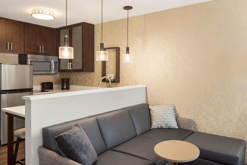 Η κουζίνα ή μικρή κουζίνα στο Residence Inn Denver Cherry Creek