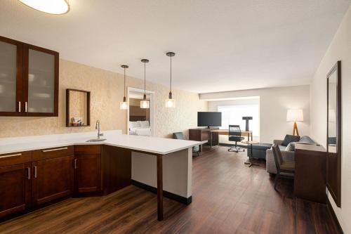Η κουζίνα ή μικρή κουζίνα στο Residence Inn Denver Cherry Creek