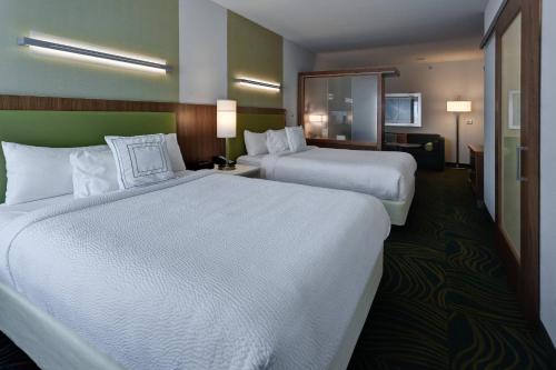 dwa łóżka w pokoju hotelowym z dwoma łóżkami w obiekcie SpringHill Suites by Marriott Wichita Airport w mieście Wichita