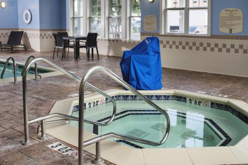 una bañera de hidromasaje con una bolsa azul encima en Residence Inn Paducah, en Paducah