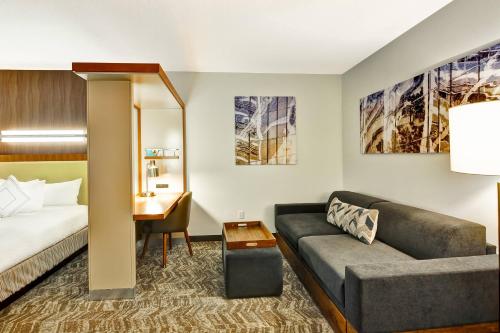 Tempat tidur dalam kamar di SpringHill Suites By Marriott Columbia Fort Meade Area