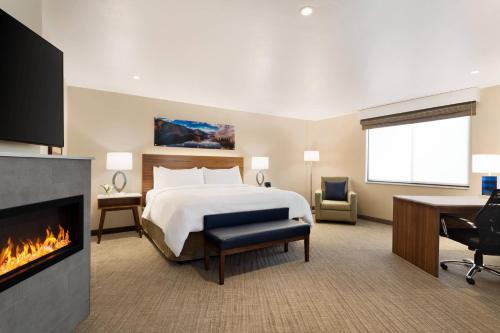 um quarto de hotel com uma cama e uma lareira em Delta Hotels by Marriott Helena Colonial em Helena