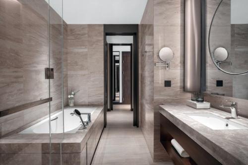 Bilik mandi di Courtyard by Marriott Suzhou Mudu